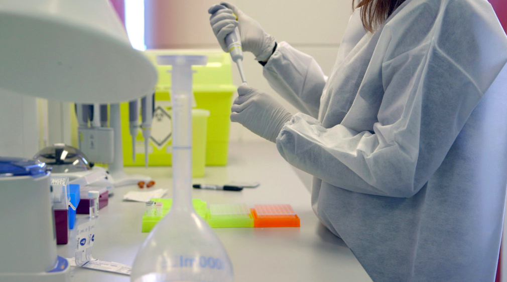 用棉簽采集你嘴里的DNA，根據它的特征定制一條專屬圍巾